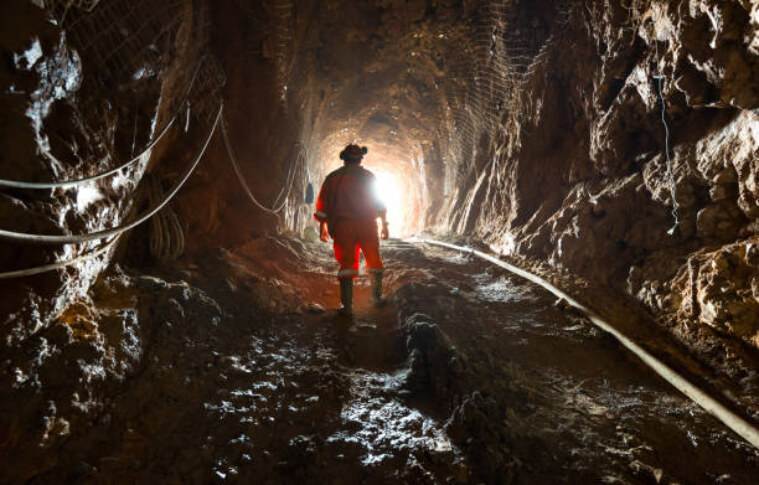 Mining methods to control excessive dilution