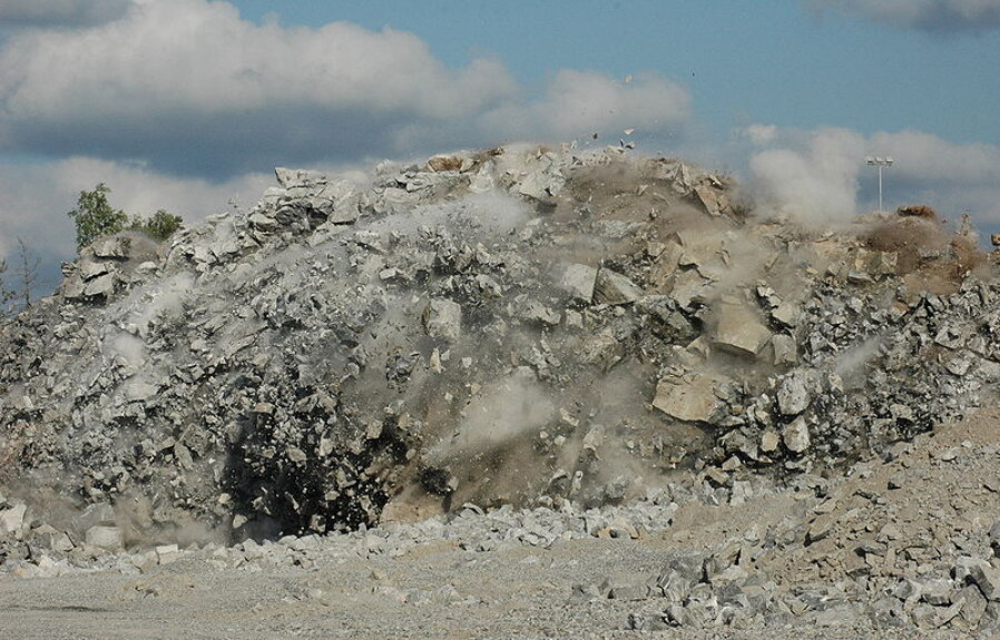 Important influence factors of cut blasting