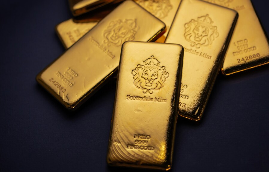 Gold declines to 8-week low on stronger US dollar, yields