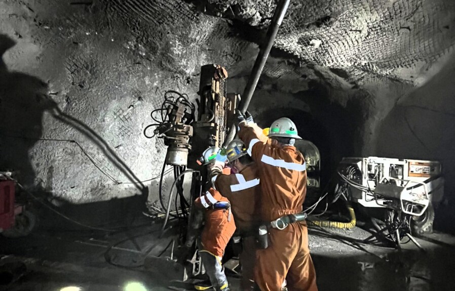 Application of Hydraulic Fracturing in Mining and the Role of Inflatable Packers