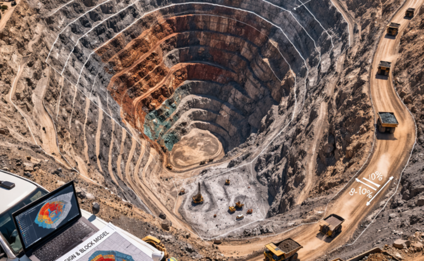 How can optimal pit design maximize ore recovery while minimizing stripping ratio?