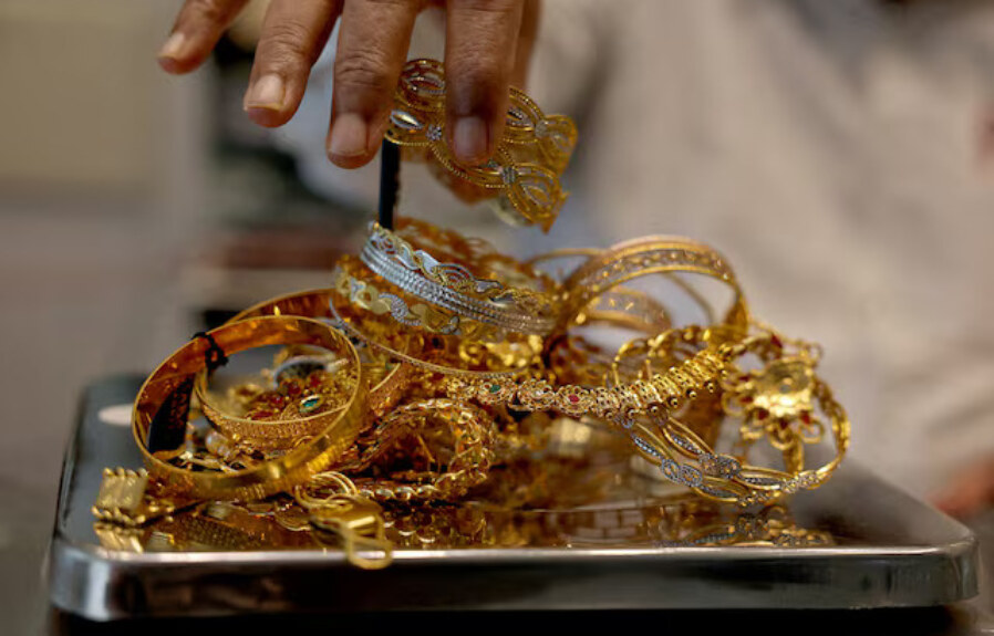 Gold steady as markets assess Mideast ceasefire talks.