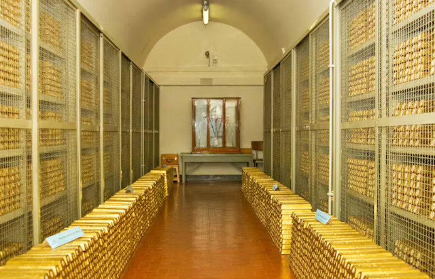 Gold prices retreat as Trump threatens further attacks on Iran